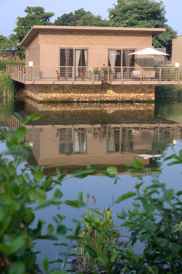 Life At Repose- Lake Villas Resort & Club Chor Warodra Exterior photo